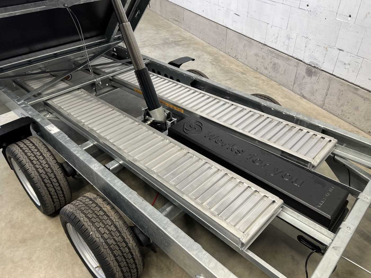 Új Pótkocsi billenőplatós SARIS K3 306 184 3500 2 E Rampen + G Dreiseitenkipper: 17 kép.