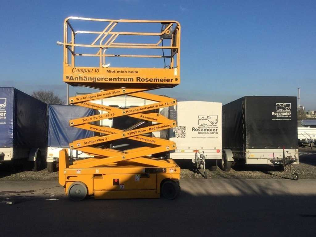 Scherenbühne Compact 10 Sonderanhänger Mietgerät - Ollós emelő: 1 kép. Scherenbühne Compact 10 Sonderanhänger Mietgerät - Ollós emelő: 1 kép.
