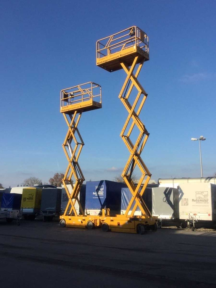 Scherenbühne Compact 8 Sonderanhänger Mietgerät - Ollós emelő: 1 kép. Scherenbühne Compact 8 Sonderanhänger Mietgerät - Ollós emelő: 1 kép.