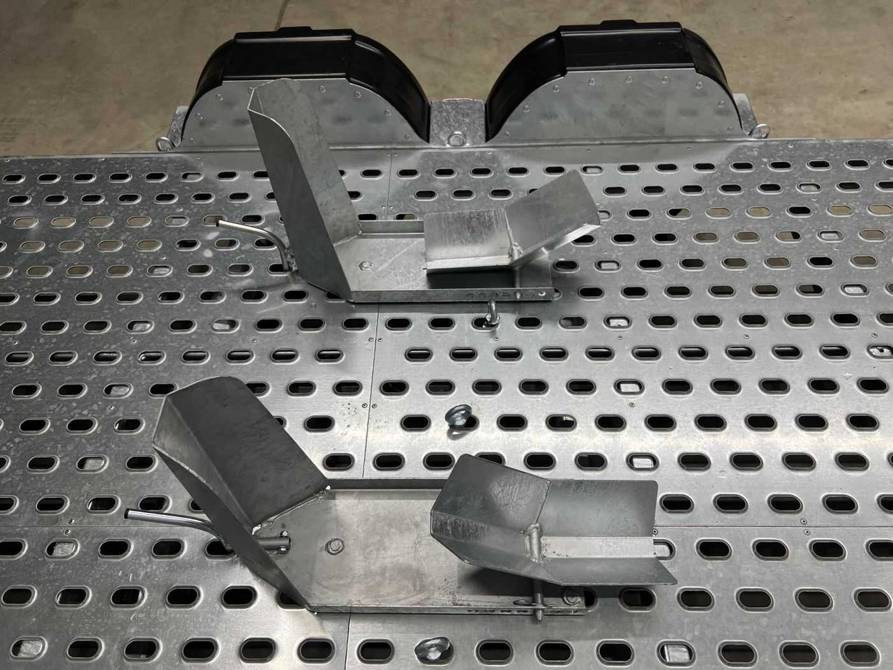 VEZEKO Motovan D 27+Box Motorradanhänger - Motorszállító utánfutó: 4 kép. VEZEKO Motovan D 27+Box Motorradanhänger - Motorszállító utánfutó: 4 kép.