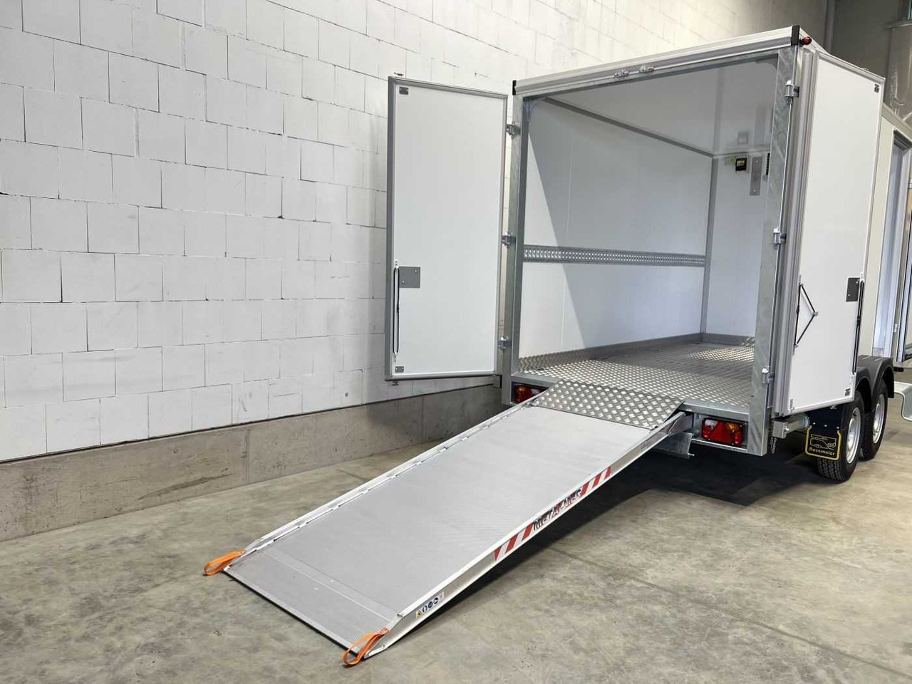 VEZEKO TK C 30.35 KH Rampe ausziehbar Kühlanhänger - Pótkocsi hűtős: 4 kép. VEZEKO TK C 30.35 KH Rampe ausziehbar Kühlanhänger - Pótkocsi hűtős: 4 kép.