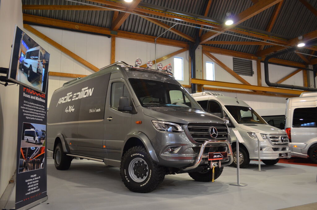 MERCEDES-BENZ Sprinter 519 4x4 high and low drive - Minibusz, Kisbusz: 2 kép. MERCEDES-BENZ Sprinter 519 4x4 high and low drive - Minibusz, Kisbusz: 2 kép.