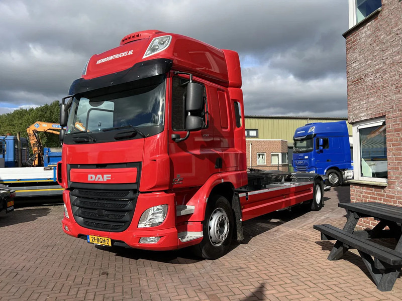 DAF CF 290 4X2 EURO6 SPACECAB RENOVA / VANGMUIL / LAADKLEP / TOP STAAT - Cserefelépítményes teherautó: 2 kép. DAF CF 290 4X2 EURO6 SPACECAB RENOVA / VANGMUIL / LAADKLEP / TOP STAAT - Cserefelépítményes teherautó: 2 kép.