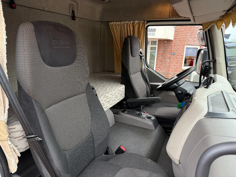 DAF LF 210 LF210 4X2 / Slaapcabine / 11.990KG / D'hollandia 1.50KG / DAF dealer onderhoud - Dobozos felépítményű teherautó: 5 kép. DAF LF 210 LF210 4X2 / Slaapcabine / 11.990KG / D'hollandia 1.50KG / DAF dealer onderhoud - Dobozos felépítményű teherautó: 5 kép.