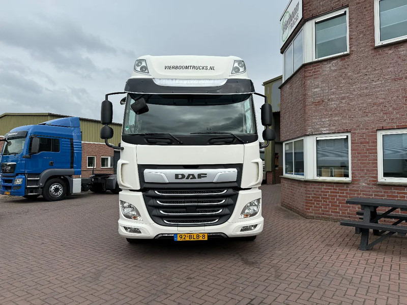 DAF CF 410 CF410 4X2 Spacecab - Distributie trekker - Mileuzone - Dealer onderhouden - apk 6-2026 - Nyergesvontató: 2 kép. DAF CF 410 CF410 4X2 Spacecab - Distributie trekker - Mileuzone - Dealer onderhouden - apk 6-2026 - Nyergesvontató: 2 kép.