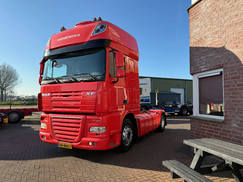 DAF XF 105.460 XF105-460 4X2 SUPERSPCECAB RETARDER - Nyergesvontató: 2 kép. DAF XF 105.460 XF105-460 4X2 SUPERSPCECAB RETARDER - Nyergesvontató: 2 kép.