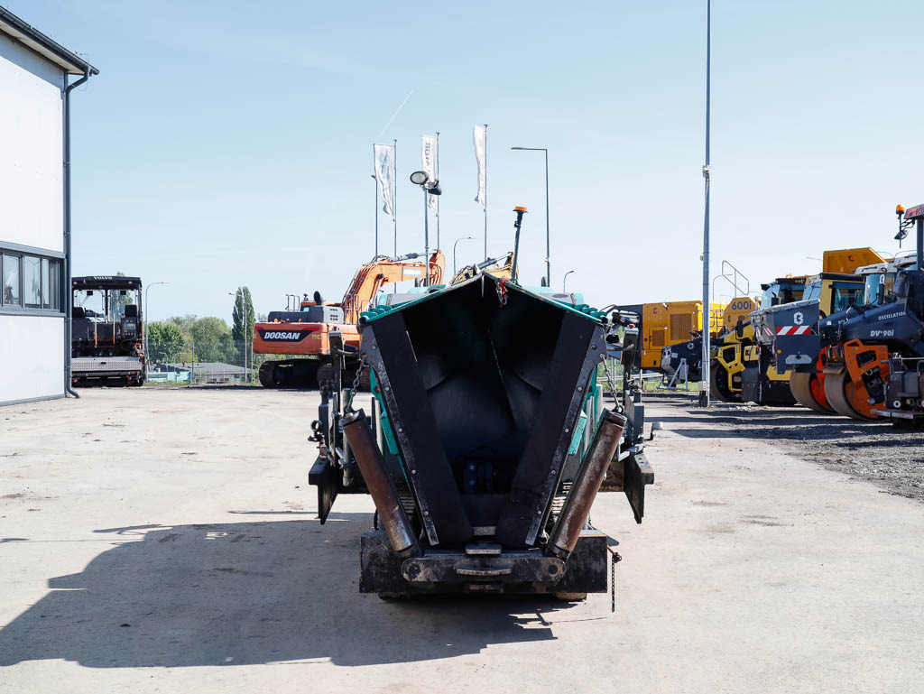 VÖGELE SUPER 800-3i - Útburkológép: 3 kép. VÖGELE SUPER 800-3i - Útburkológép: 3 kép.