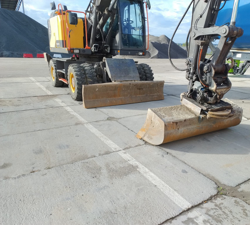 VOLVO EWR170E - Gumikerekes kotró: 4 kép. VOLVO EWR170E - Gumikerekes kotró: 4 kép.