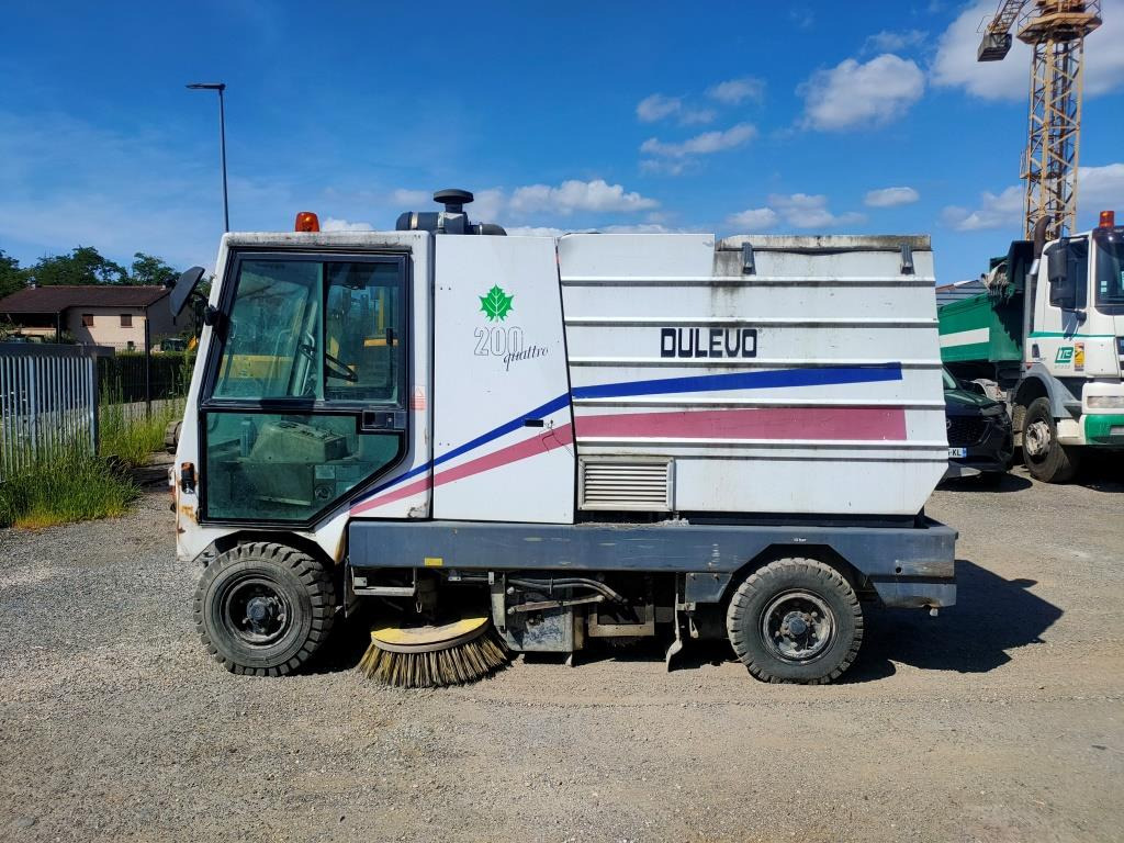 DULEVO 200-4 - Utcaseprő gép: 1 kép. DULEVO 200-4 - Utcaseprő gép: 1 kép.