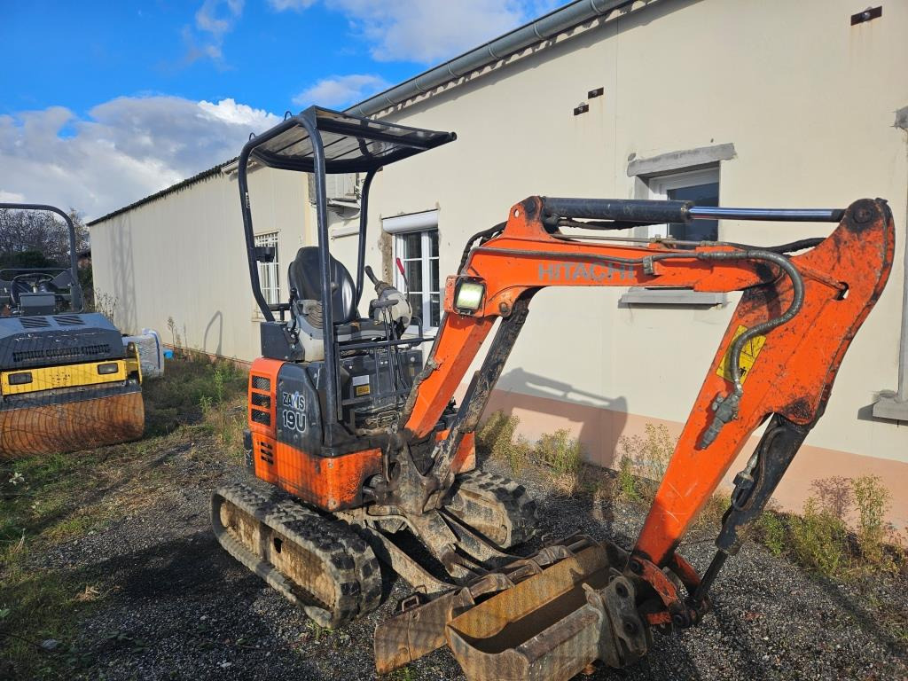 HITACHI ZX 19 - Minikotró: 5 kép. HITACHI ZX 19 - Minikotró: 5 kép.
