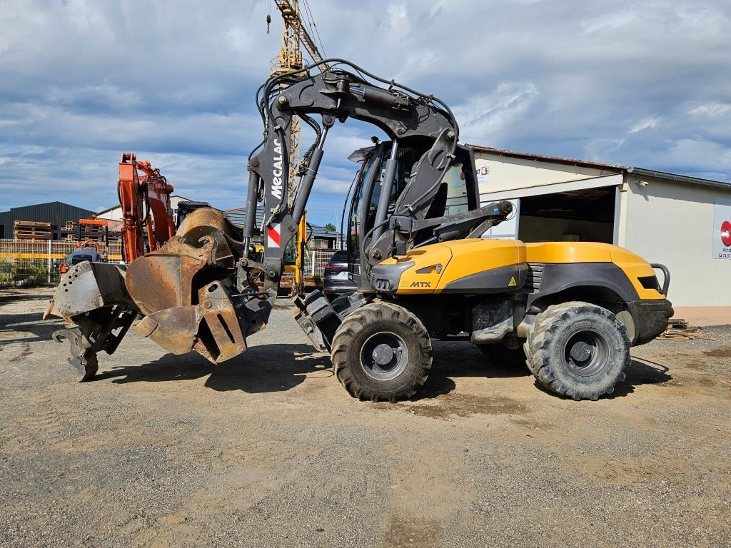MECALAC 12 MXT - Gumikerekes kotró: 2 kép. MECALAC 12 MXT - Gumikerekes kotró: 2 kép.