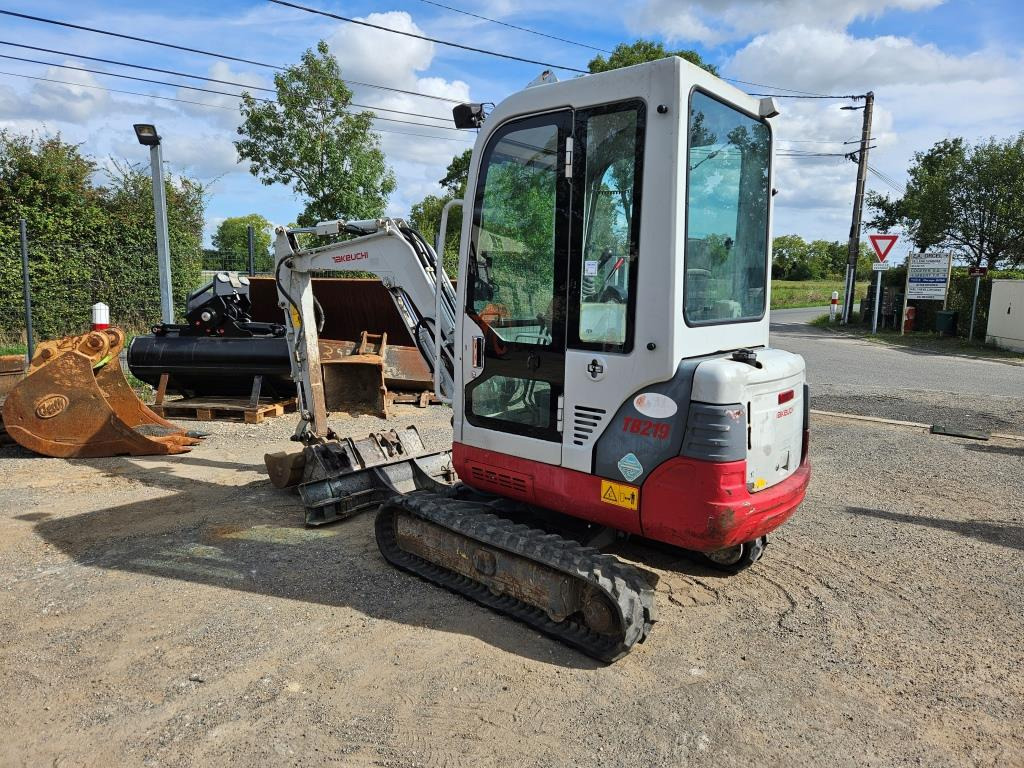 TAKEUCHI TB 219 - Minikotró: 2 kép. TAKEUCHI TB 219 - Minikotró: 2 kép.