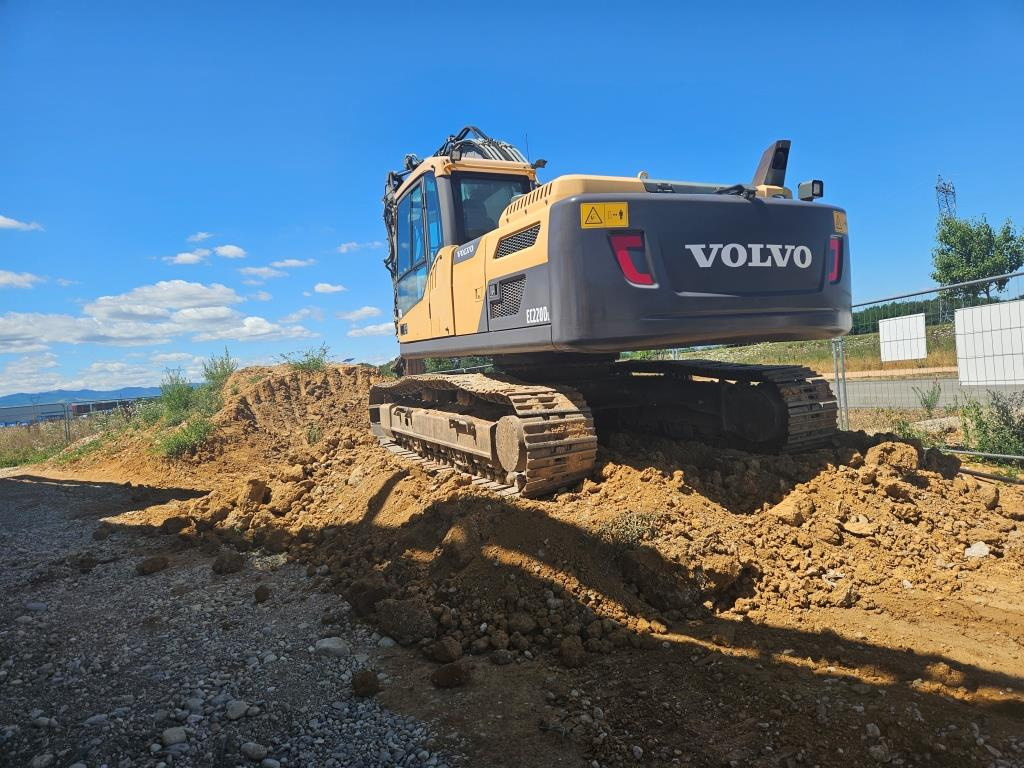 VOLVO EC 220 DL - Lánctalpas kotró: 4 kép. VOLVO EC 220 DL - Lánctalpas kotró: 4 kép.