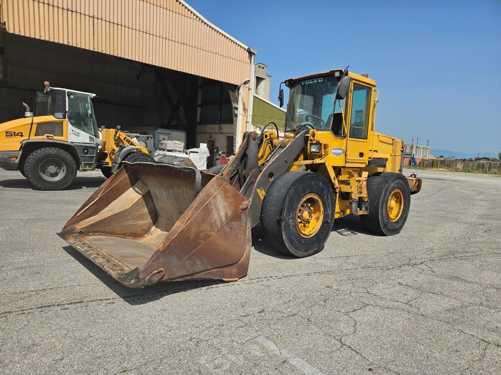 VOLVO L 70 D - Gumikerekes homlokrakodó: 3 kép. VOLVO L 70 D - Gumikerekes homlokrakodó: 3 kép.