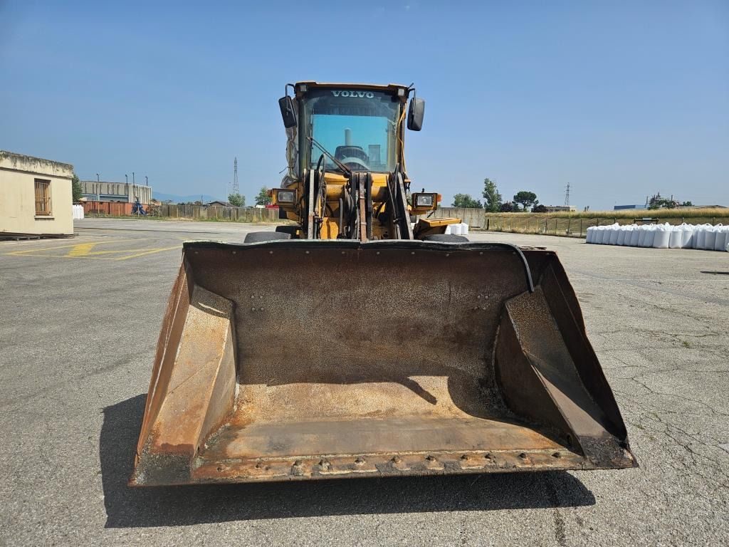 VOLVO L 70 D - Gumikerekes homlokrakodó: 4 kép. VOLVO L 70 D - Gumikerekes homlokrakodó: 4 kép.