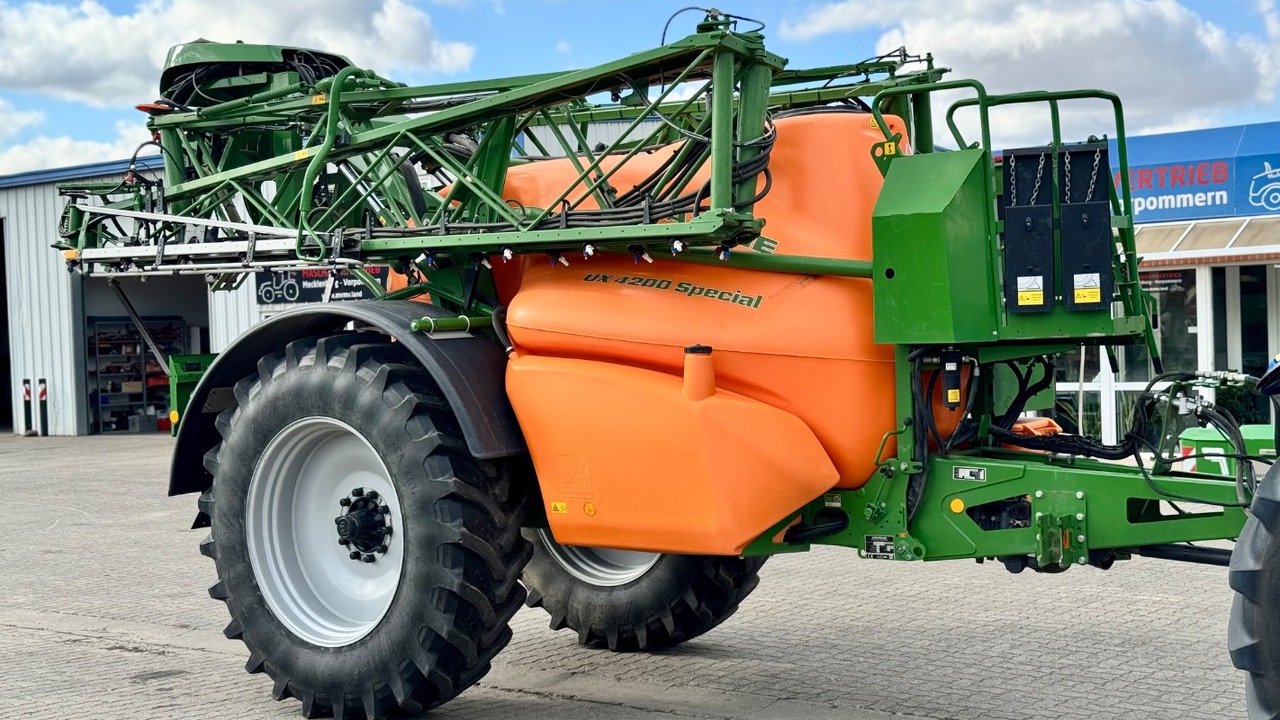 Amazone UX 4200 Special 24m - Permetezők: 1 kép. Amazone UX 4200 Special 24m - Permetezők: 1 kép.