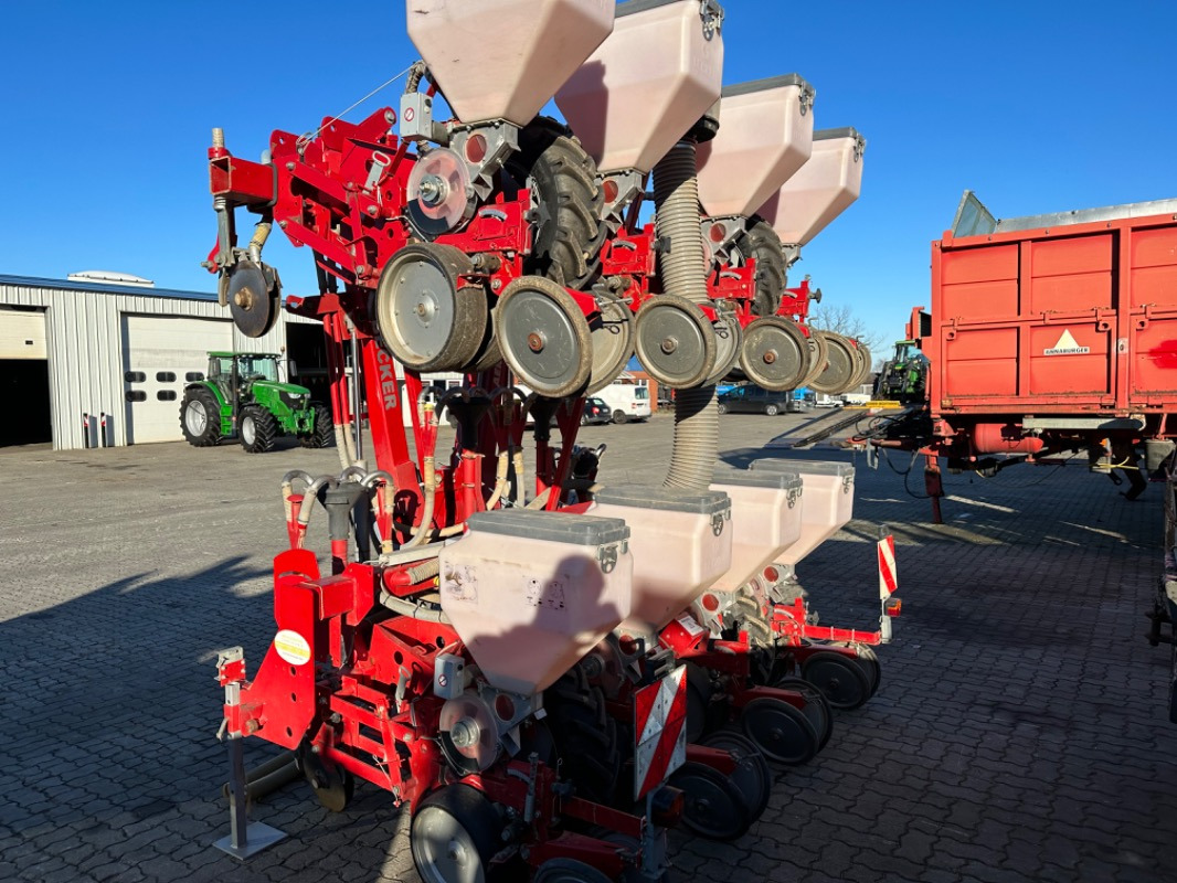 Becker Aeromat 8 DTE E-Motion - Szemenkénti vetőgép: 4 kép. Becker Aeromat 8 DTE E-Motion - Szemenkénti vetőgép: 4 kép.