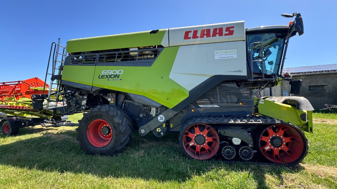 CLAAS Lexion 6900 TerraTrac 890 full Options - Kombájn: 5 kép. CLAAS Lexion 6900 TerraTrac 890 full Options - Kombájn: 5 kép.