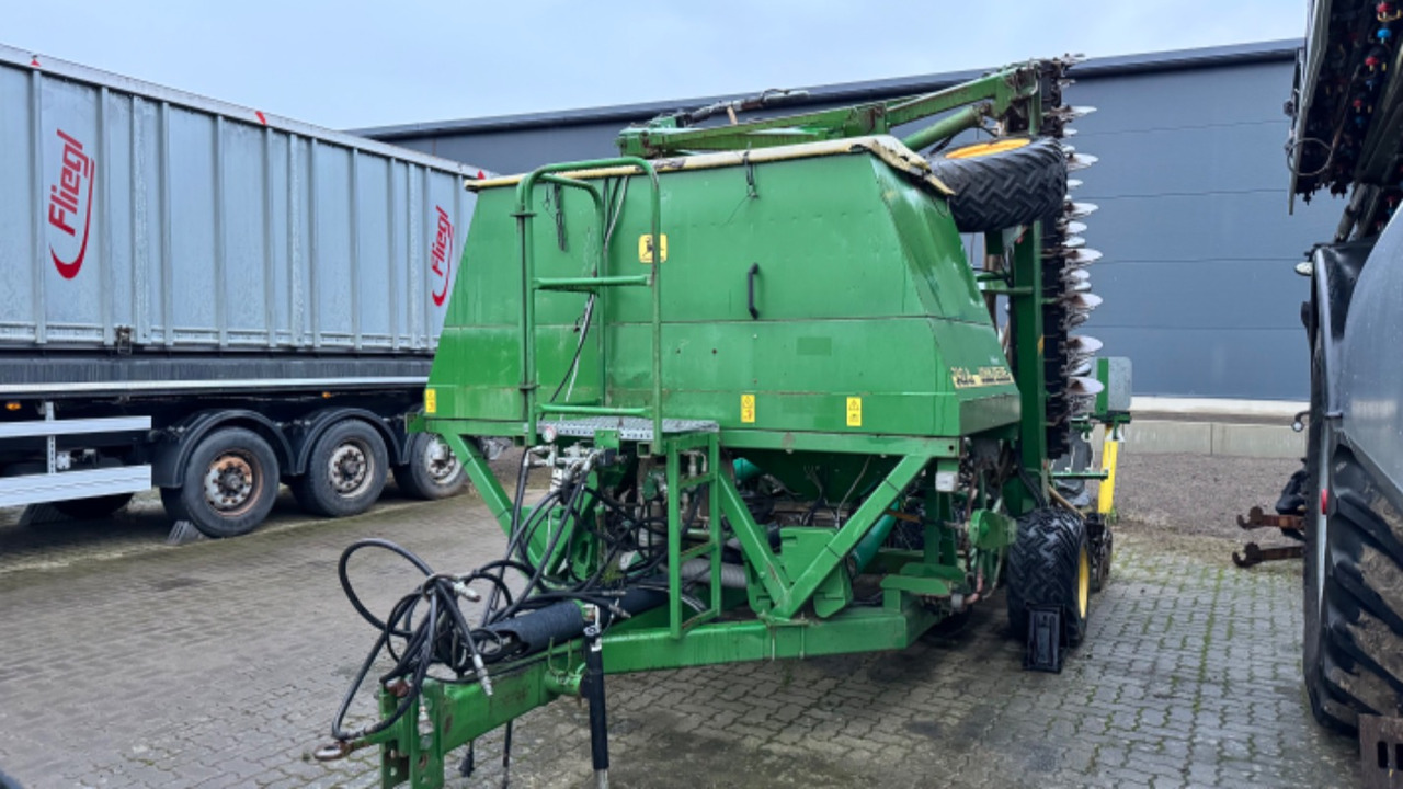John Deere 740 A 8m - Szemenkénti vetőgép: 1 kép. John Deere 740 A 8m - Szemenkénti vetőgép: 1 kép.