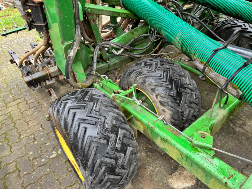 John Deere 740 A 8m - Szemenkénti vetőgép: 4 kép. John Deere 740 A 8m - Szemenkénti vetőgép: 4 kép.
