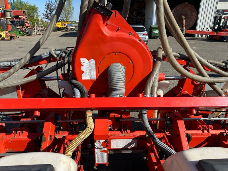Kuhn Maxima 8 Reihen - Szemenkénti vetőgép: 5 kép. Kuhn Maxima 8 Reihen - Szemenkénti vetőgép: 5 kép.