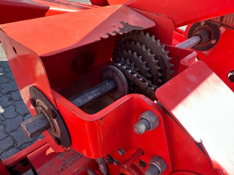 Kuhn Maxima 8 Reihen - Szemenkénti vetőgép: 3 kép. Kuhn Maxima 8 Reihen - Szemenkénti vetőgép: 3 kép.