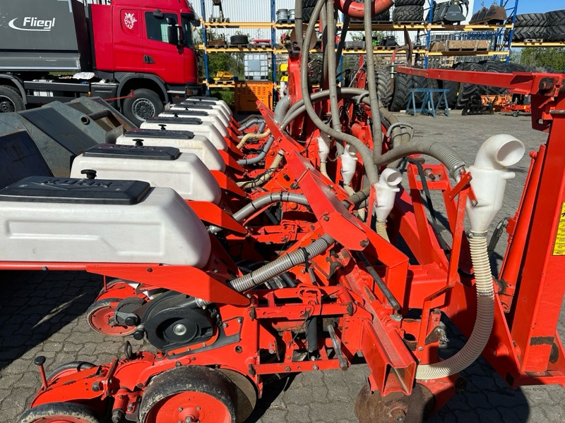 Kuhn Maxima 8 Reihen - Szemenkénti vetőgép: 4 kép. Kuhn Maxima 8 Reihen - Szemenkénti vetőgép: 4 kép.