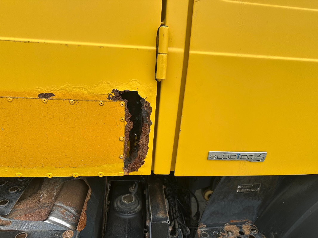 Mercedes-Benz U 4000 - Traktor: 2 kép. Mercedes-Benz U 4000 - Traktor: 2 kép.
