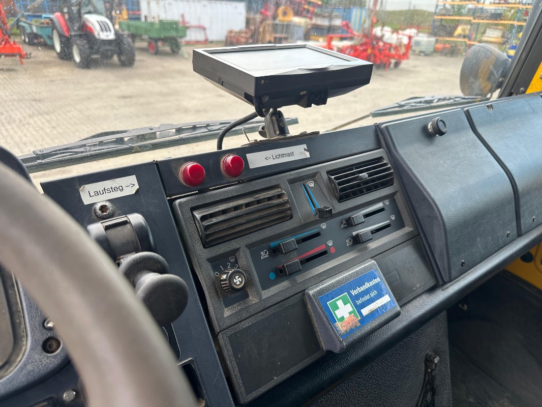 Mercedes-Benz U 4000 - Traktor: 4 kép. Mercedes-Benz U 4000 - Traktor: 4 kép.