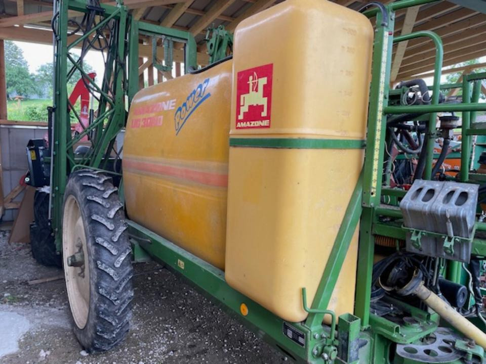 Amazone UG 3000 - Vontatott permetezők: 2 kép. Amazone UG 3000 - Vontatott permetezők: 2 kép.