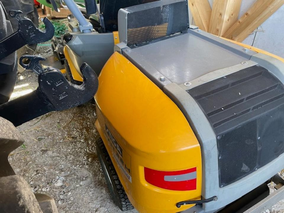 Stiga Titan 26H Diesel-Aufsitzrasenmäher mit Frontmähwerk - Kerti fűkasza: 3 kép. Stiga Titan 26H Diesel-Aufsitzrasenmäher mit Frontmähwerk - Kerti fűkasza: 3 kép.