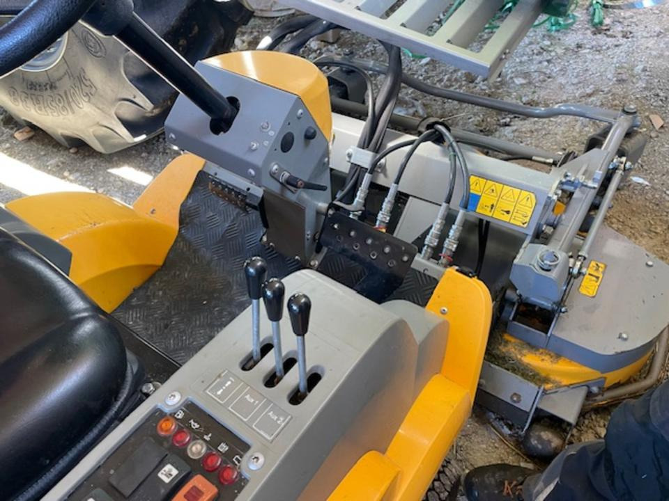 Stiga Titan 26H Diesel-Aufsitzrasenmäher mit Frontmähwerk - Kerti fűkasza: 4 kép. Stiga Titan 26H Diesel-Aufsitzrasenmäher mit Frontmähwerk - Kerti fűkasza: 4 kép.