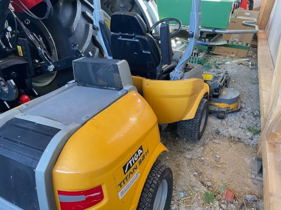 Stiga Titan 26H Diesel-Aufsitzrasenmäher mit Frontmähwerk - Kerti fűkasza: 2 kép. Stiga Titan 26H Diesel-Aufsitzrasenmäher mit Frontmähwerk - Kerti fűkasza: 2 kép.