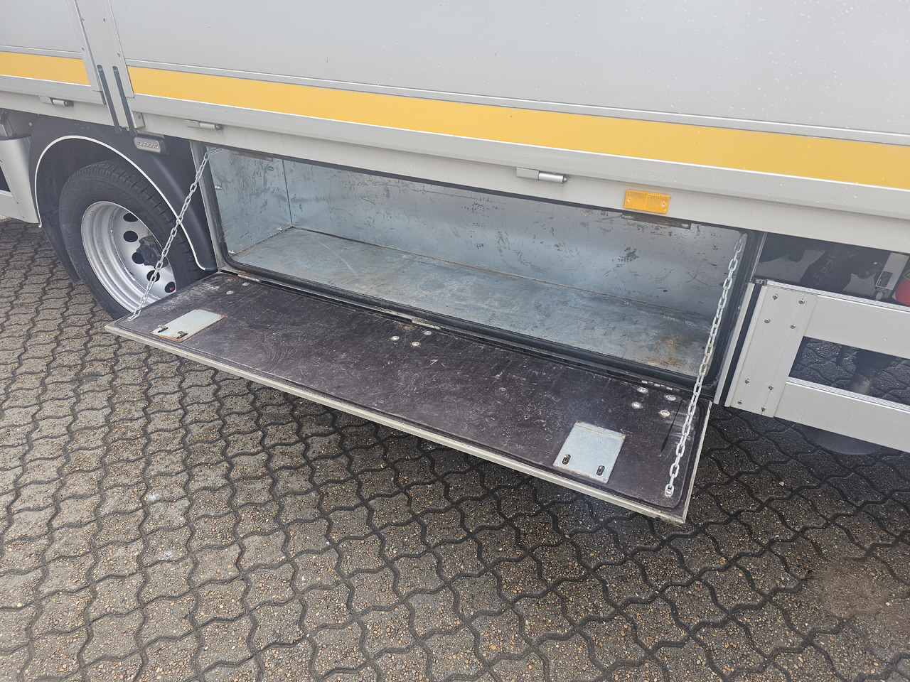 MAN TGE 6.160 A8 - Platós kisteherautó: 5 kép. MAN TGE 6.160 A8 - Platós kisteherautó: 5 kép.