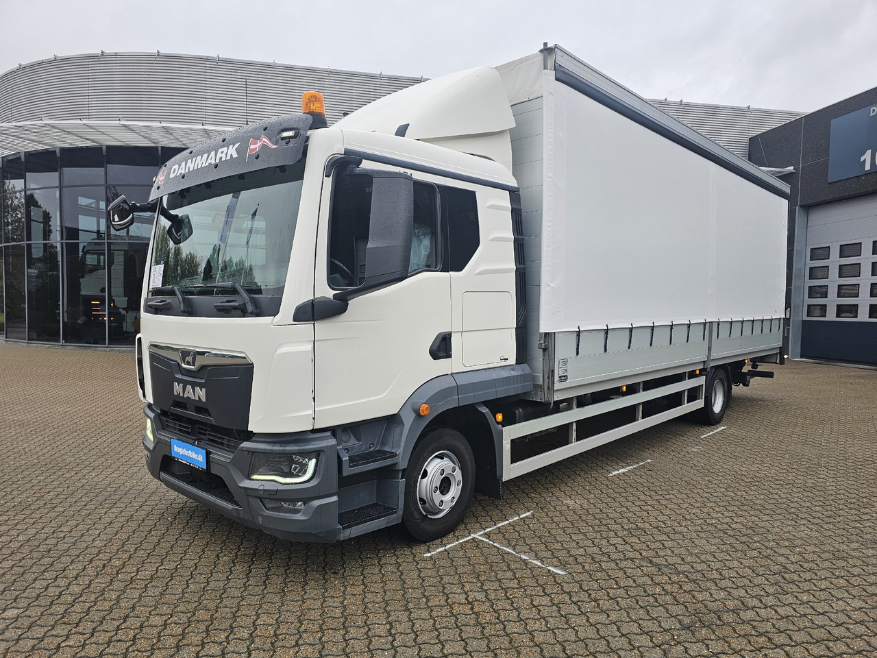 MAN TGL 12.250 - Ponyvás teherautó: 1 kép. MAN TGL 12.250 - Ponyvás teherautó: 1 kép.