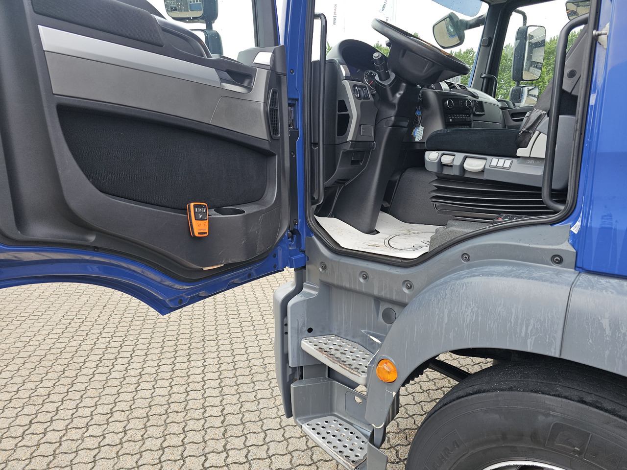 MAN TGM 18.290 - Dobozos felépítményű teherautó: 3 kép. MAN TGM 18.290 - Dobozos felépítményű teherautó: 3 kép.