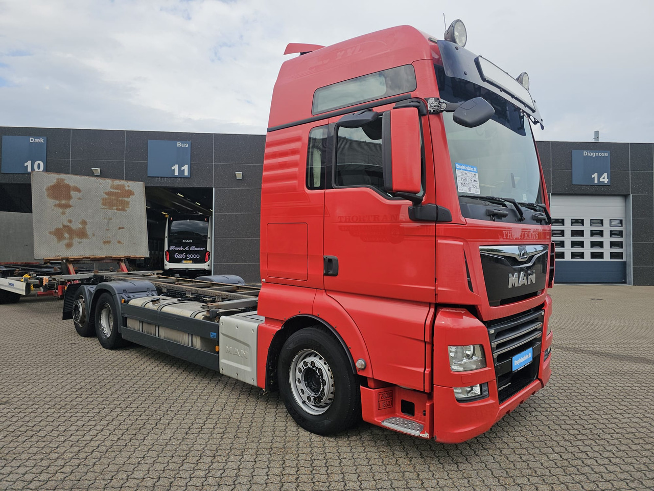 MAN TGX 26.500 with trailer - Cserefelépítményes teherautó: 2 kép. MAN TGX 26.500 with trailer - Cserefelépítményes teherautó: 2 kép.