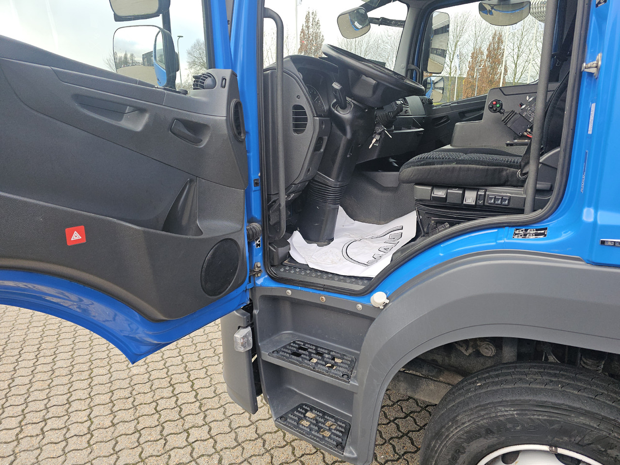 Mercedes Atego 1224 - Cserefelépítményes teherautó: 5 kép. Mercedes Atego 1224 - Cserefelépítményes teherautó: 5 kép.