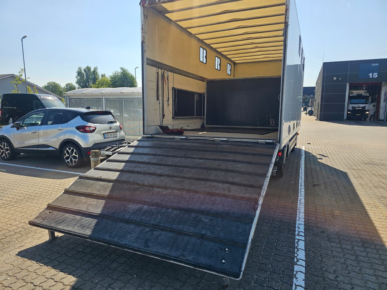 Mercedes Atego 817 - Állatszállító teherautó: 5 kép. Mercedes Atego 817 - Állatszállító teherautó: 5 kép.