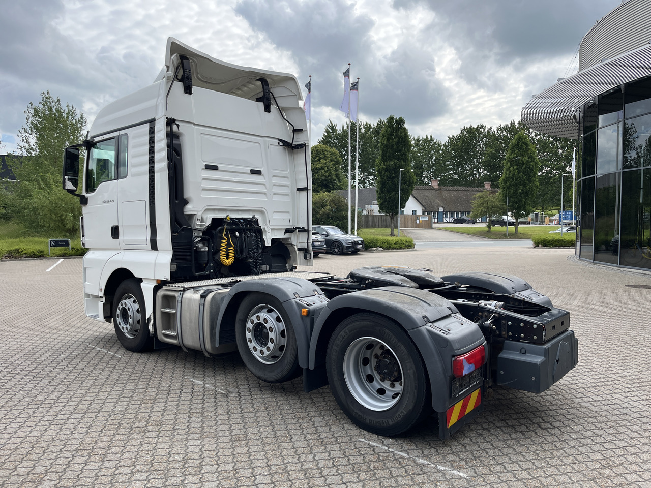 MAN TGX 26.470 6x2-2 - Nyergesvontató: 4 kép. MAN TGX 26.470 6x2-2 - Nyergesvontató: 4 kép.
