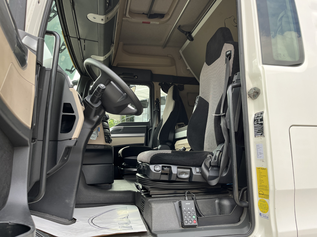 MAN TGX 26.470 6x2-2 - Nyergesvontató: 5 kép. MAN TGX 26.470 6x2-2 - Nyergesvontató: 5 kép.