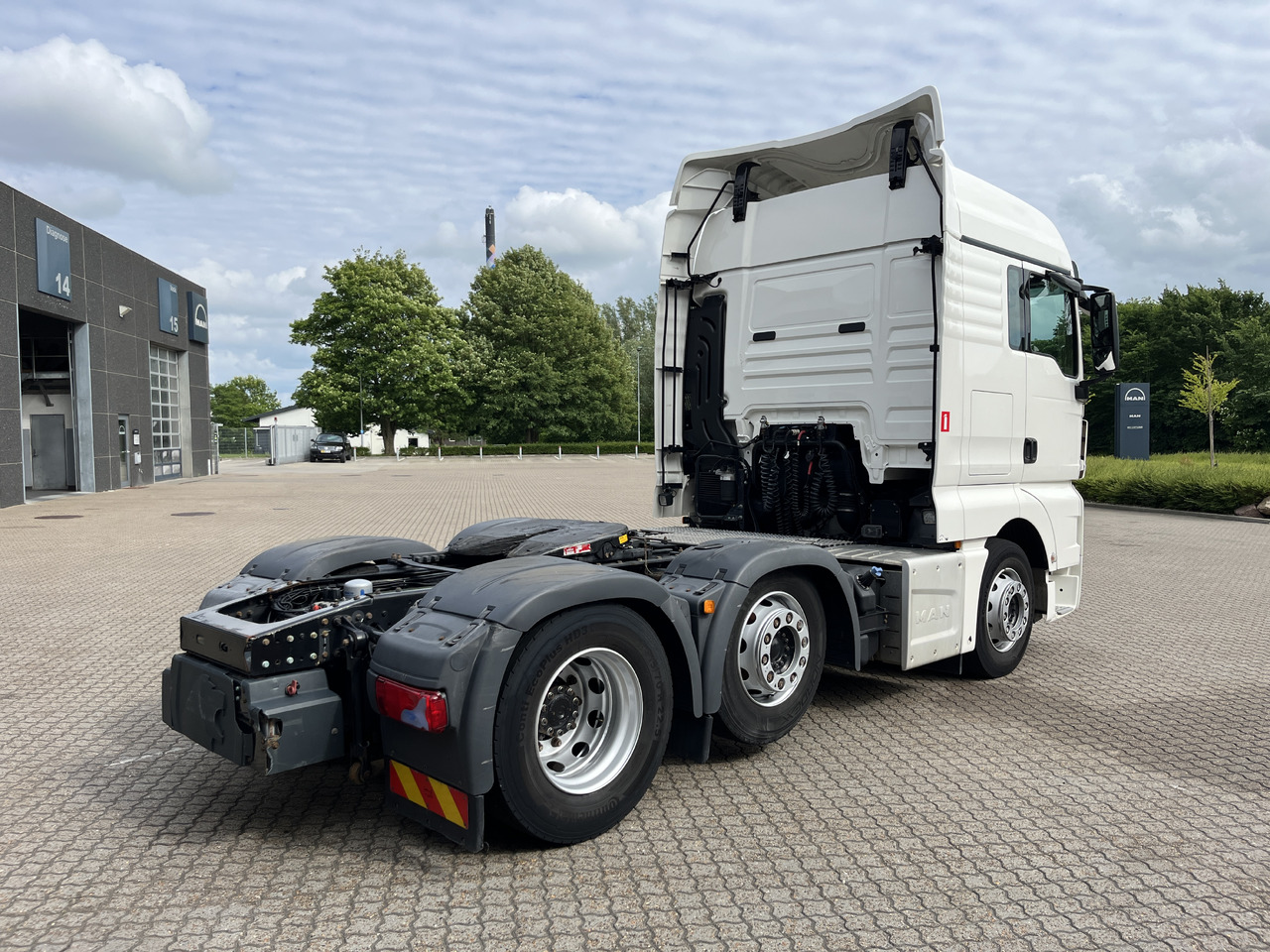 MAN TGX 26.470 6x2-2 - Nyergesvontató: 4 kép. MAN TGX 26.470 6x2-2 - Nyergesvontató: 4 kép.