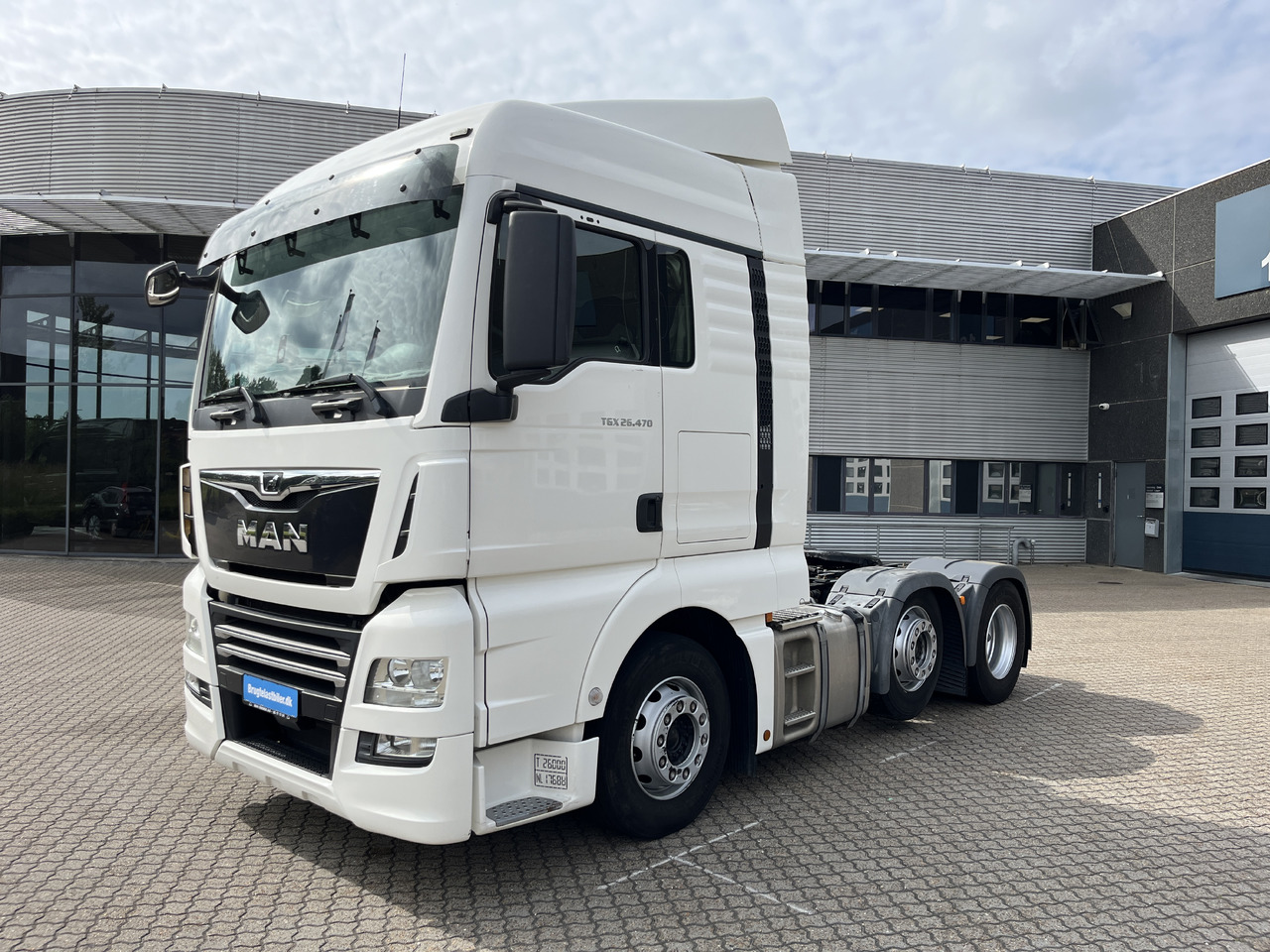 MAN TGX 26.470 6x2-2 - Nyergesvontató: 1 kép. MAN TGX 26.470 6x2-2 - Nyergesvontató: 1 kép.