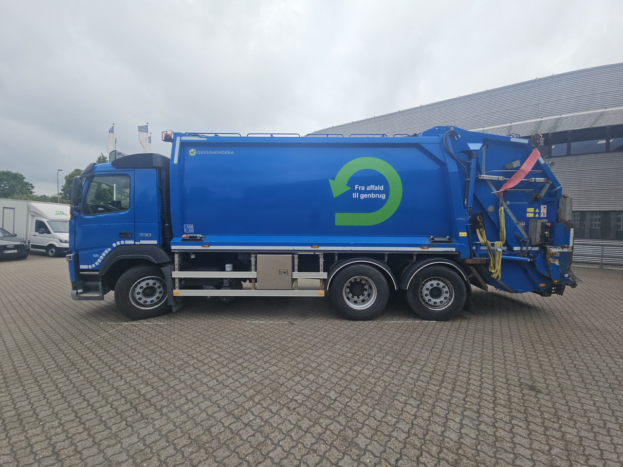 Volvo FM330 - Szemetesautó: 5 kép. Volvo FM330 - Szemetesautó: 5 kép.