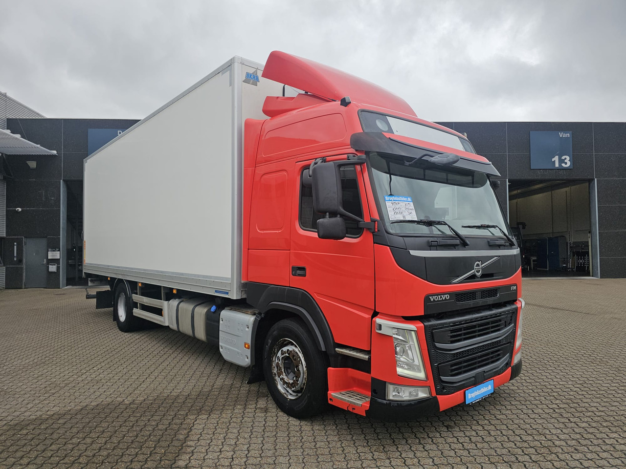 Volvo FM340 - Dobozos felépítményű teherautó: 2 kép. Volvo FM340 - Dobozos felépítményű teherautó: 2 kép.