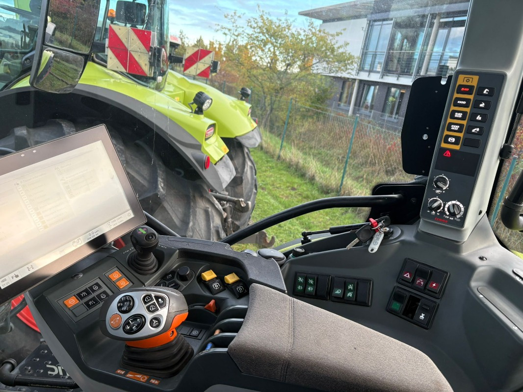 CLAAS Arion 550 CMATIC - Traktor: 2 kép. CLAAS Arion 550 CMATIC - Traktor: 2 kép.