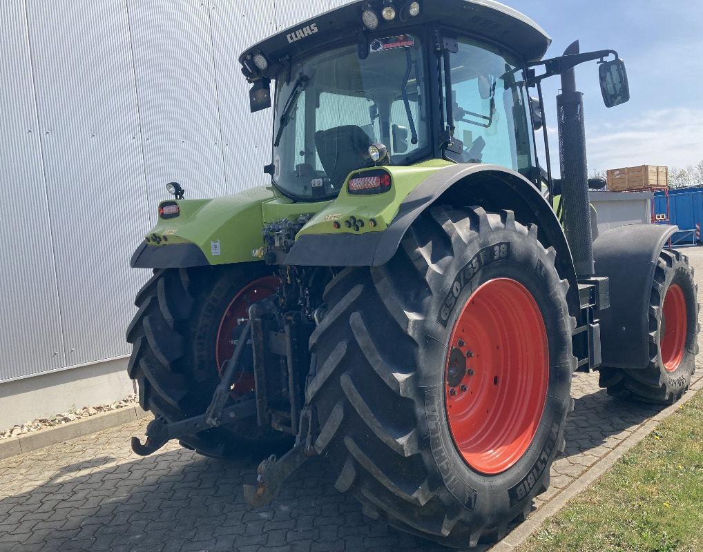 CLAAS Arion 650 CMATIC - Traktor: 2 kép. CLAAS Arion 650 CMATIC - Traktor: 2 kép.