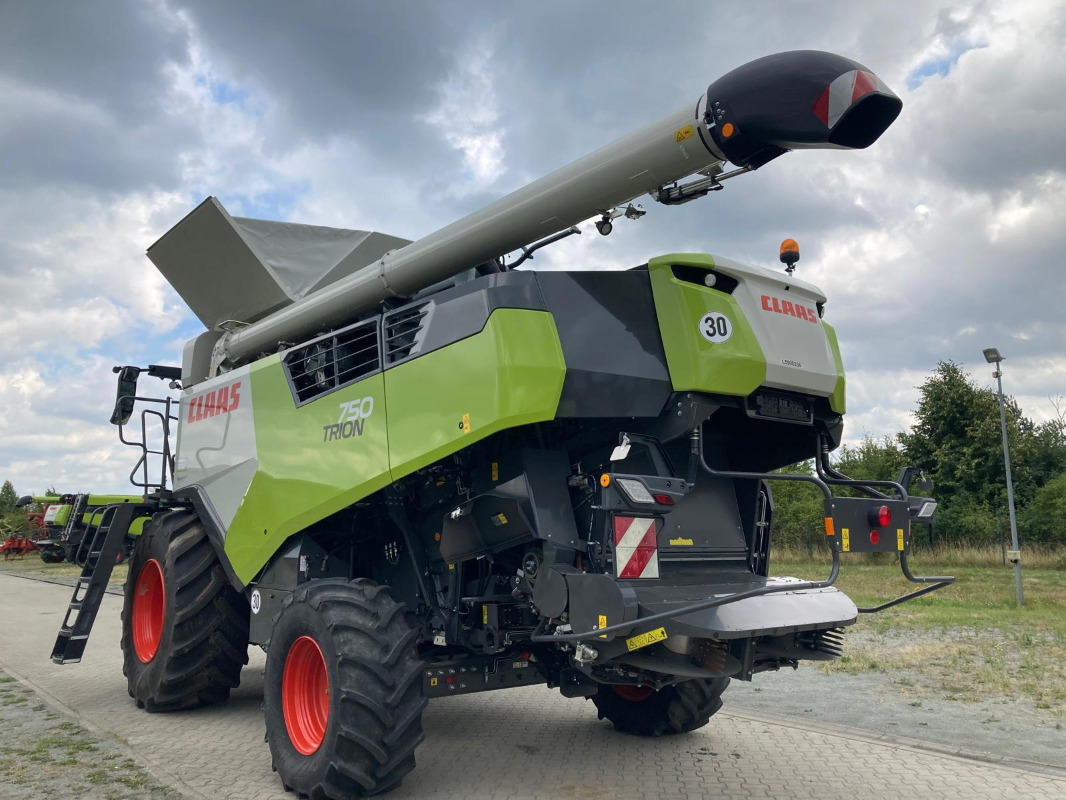 CLAAS Trion 750 - Kombájn: 4 kép. CLAAS Trion 750 - Kombájn: 4 kép.