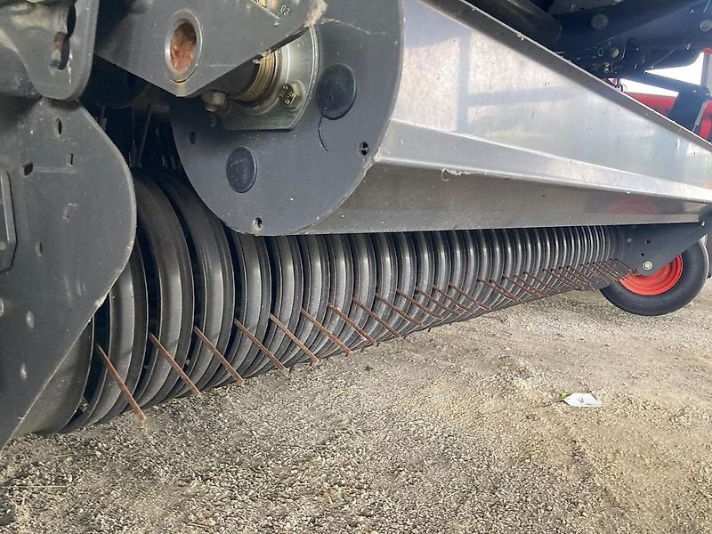 CLAAS Variant 485 RC PRO - Bálázó: 3 kép. CLAAS Variant 485 RC PRO - Bálázó: 3 kép.