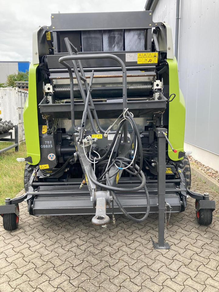 CLAAS Variant 485 RC PRO - Bálázó: 2 kép. CLAAS Variant 485 RC PRO - Bálázó: 2 kép.